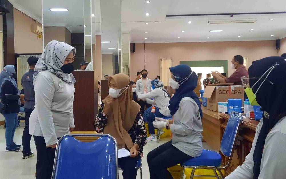 Bupati Kobar, Nurhidayah meninjau vaksinasi khusus pelajar, santri dan mahasiswa yang menempuh pendidikan di luar daerah, Senin, 30 Agustus 2021.