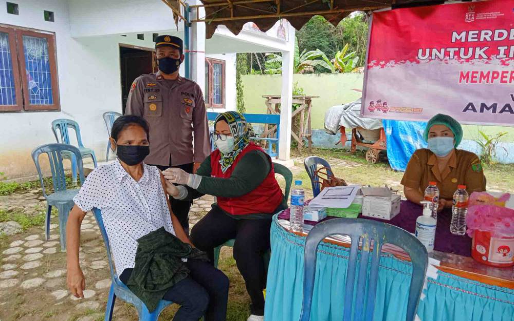 Kapolsek Dusun Timur, Iptu Fery Endro P memantau langsung vaksinasi covid-19 Gerai Presisi di Desa Haringen.