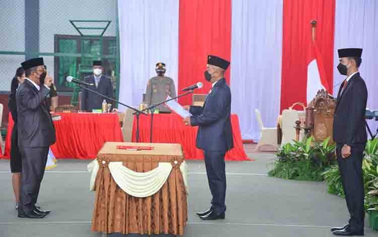 Ketua DPRD Kabupaten Seruyan, Zuli Eko Prasetyo melantik Koling Irawan sebagai anggota DPRD Seruyan pengganti antar waktu