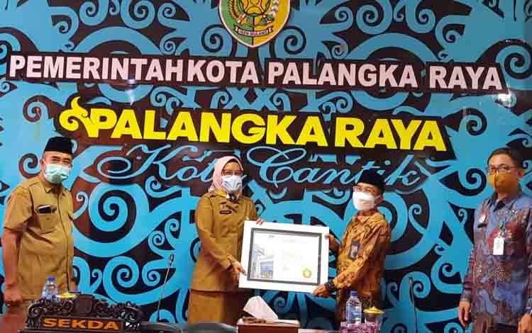 Sekda Kota Palangka Raya, Hera Nugrahayu menerima piagam penghargaan BKN Award, Senin, 30 Agustus 2021