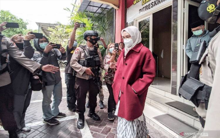 Bupati Probolinggo Puput Tantriana Sari (kedua kanan) yang juga istri dari Hasan Aminuddin saat keluar dari ruang Ditreskrimsus Polda Jatim, Surabaya, Jawa Timur, Senin (30/8/2021). (ANTARA Jatim/Indra ZA/ZK)