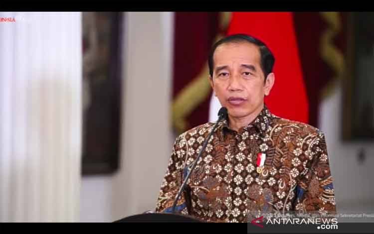 Tangkapan Layar - Presiden Jokowi dalam konferensi pers daring yang dipantau di Youtube Sekretariat Presiden, Jakarta, Senin (30/8) malam (ANTARA/Youtube Sekretariat Presiden/Indra Arief)