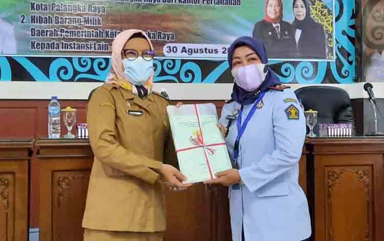 Sekda Kota Palangka Raya, Hera Nugrahayu saat menerima sertifikat tanah aset daerah