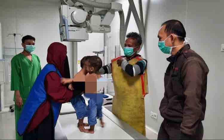 Muhammad Ibrahim dan Muhammad Abdullah balita kembar siam dempet dada asal Pangkalan Banteng saat menjalani pemeriksaan awal di RSCM Jakarta sebelum digelarnya operasi pemisahan yang rencananya digelar Minggu depan