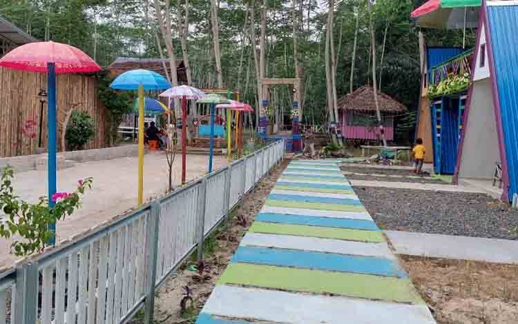 Salah satu contoh obyek wisata buatan yang ada di Kabupaten Pulang Pisau yang dikembangkan masyarakat setempat.