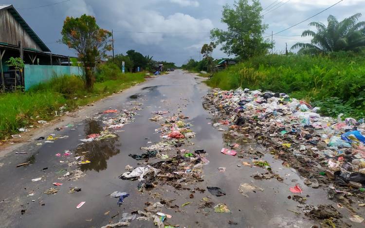 Kondisi Jalan Pelita Barat, tepatnya di lokasi pembuangan sampah liar makin membuat jijik pengguna jalan. 