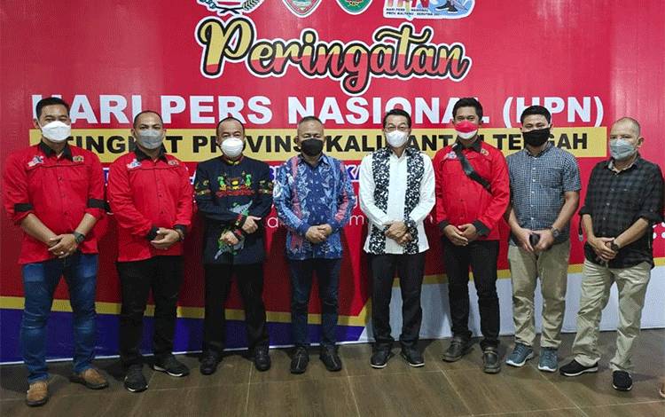 Ketua PWI Pusat Atal S. Depari bersama Bupati Mura Perdie M. Yoseph dan Bupati Seruyan foto bersama jajaran PWI Mura saat acara puncak peringatan HPN Kalteng. (foto istimewa) 