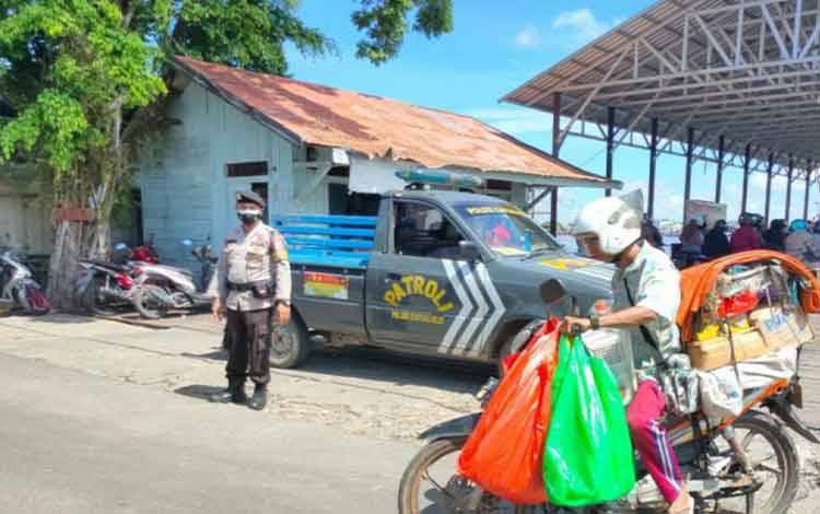 Personel Polsek Kapuas Hilir saat melaksanakan patroli di dermaga feri penyeberangan, Kelurahan Hampatung.