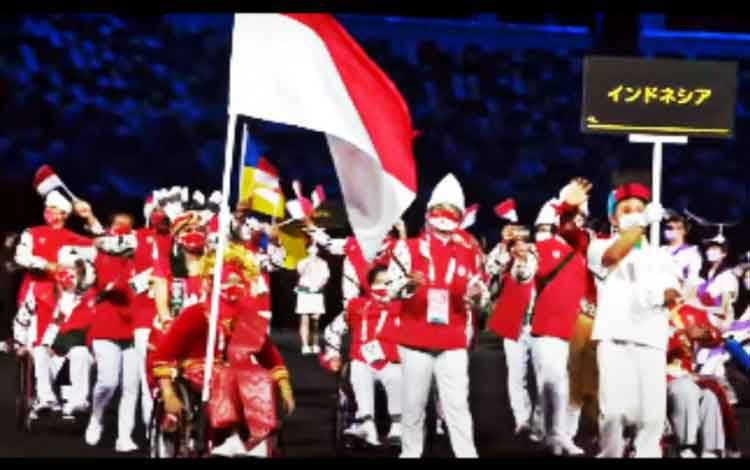 Defile Kontingen Indonesia pada Pembukaan Paralimpiade Tokyo 2020. ANTARA/HO/NPC (.)