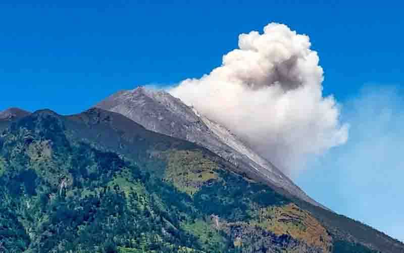 Gunung Merapi di perbatasan Provinsi Jawa Tengah dan Daerah Istimewa Yogyakarta meluncurkan awan panas guguran sejauh 2.500 meter ke arah barat daya pada Rabu (1/9). (foto : ANTARA/HO/BPPTKG)
