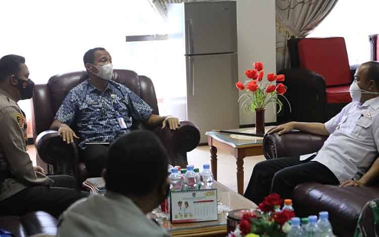 Bupati Seruyan, Yulhaidir berbincang bersama Kepala Badan Narkotika Nasional Provinsi Kalimantan Tengah Brigjen Roy Hardi Siahaan