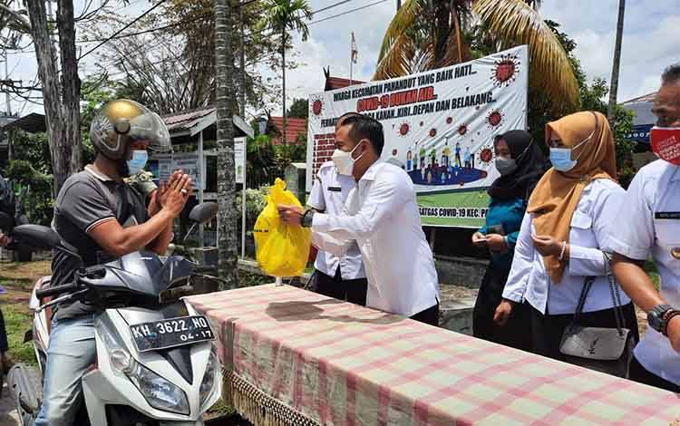 Wali Kota Palangka Raya Fairid Naparin saat membagikan sembako bagi warga terdampak Covid-19