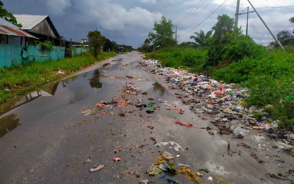 Sampah yang berhamburan hingga ke tengah jalan di Jalan Pelita Barat Sampit, Kotawaringin Timur. 