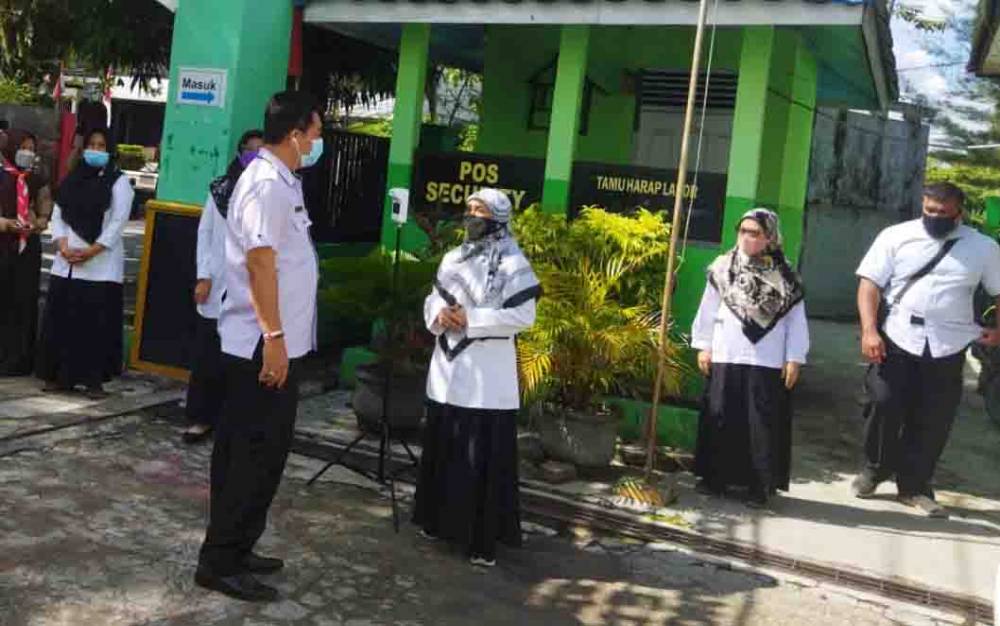 Kepala Dinas Pendidikan Kotawaringin, Suparmadi meninjau penerapan pembelajaran tatap muka terbatas di SMP Negeri 1 Sampit. 