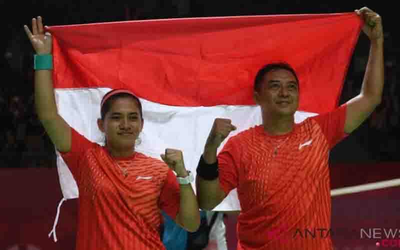 Pasangan pebulu tangkis Indonesia Leani Ratri Oktila (kiri) dan Hary Susanto (kanan) meluapkan kegembiraan usai menang atas pasangan Thailand Siripong Teamarrom/Nipada Saensupa dalam partai final bulu tangkis nomor ganda campuran SL3-SU5 Asian Para Games 2018 di Istora Senayan, Jakarta, Sabtu (13/10/2018). Hary/Leani berhasil meraih emas setelah menang 21-7 dan 21-10. (foto : ANTARA FOTO/Akbar Nugroho Gumay)