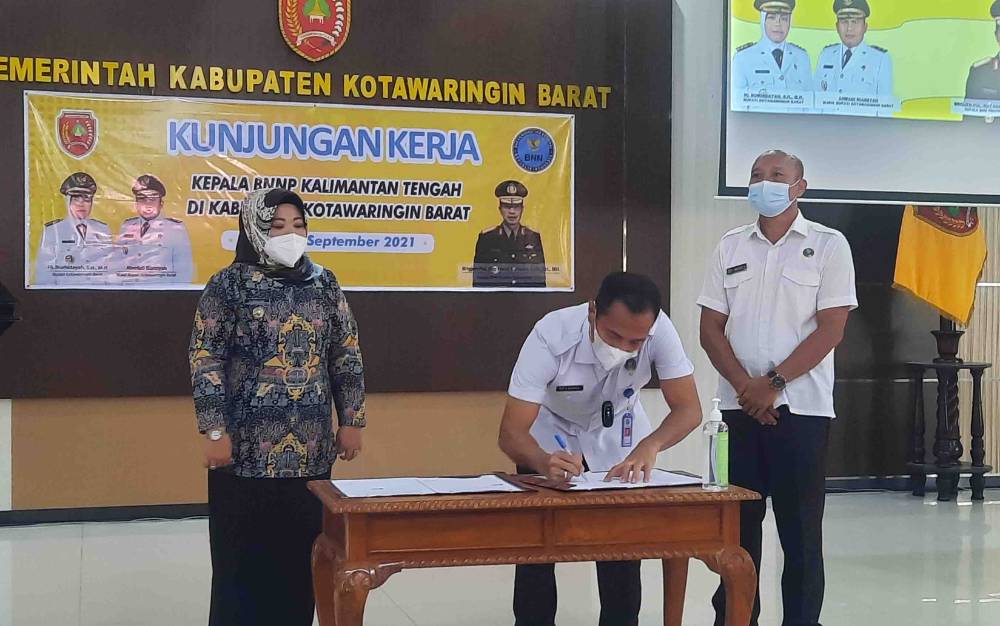 Kepala BNN Kalteng Brigjen Pol Roy Hardi Siahaan bersama Bupati Kobar Nurhidayah menandatangani MoU Inpres P4GN, Kamis, 4 September 2021.