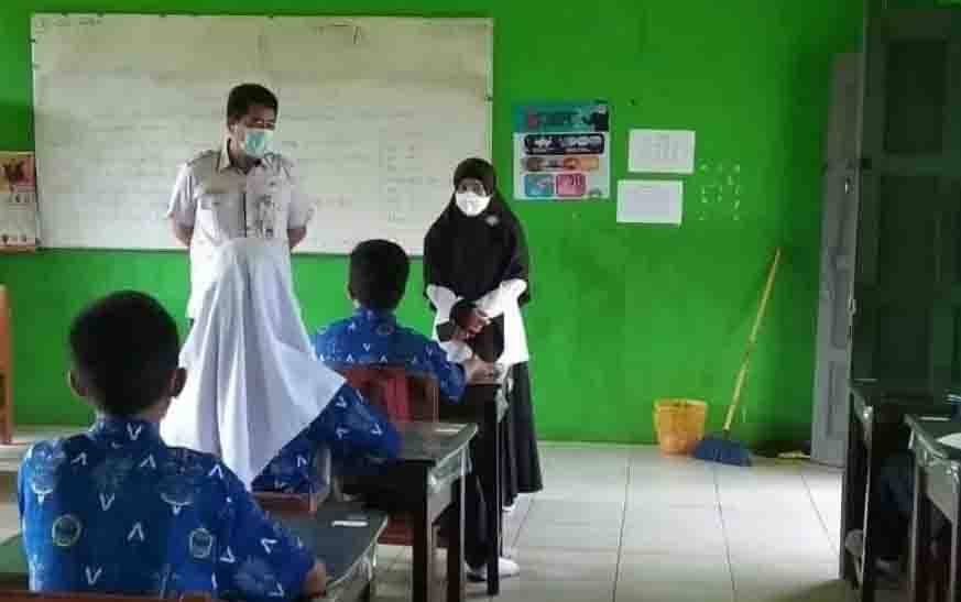 Kepala Dinas Pendidikan Kotawaringin Timur, Suparmadi menyapa peserta didik saat meninjau pembelajaran tatap muka pada salah satu sekolah di Sampit.