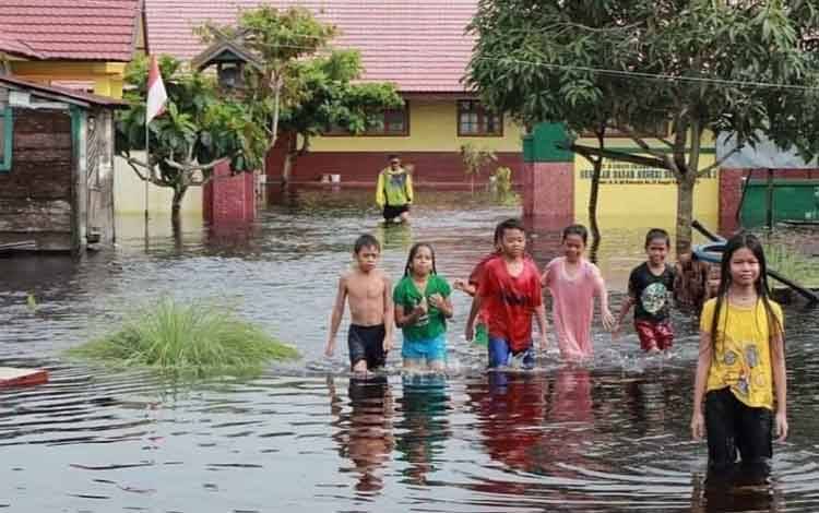 Luapan air yang menggenangi bangunan sekolah di Desa Sungai Pasir