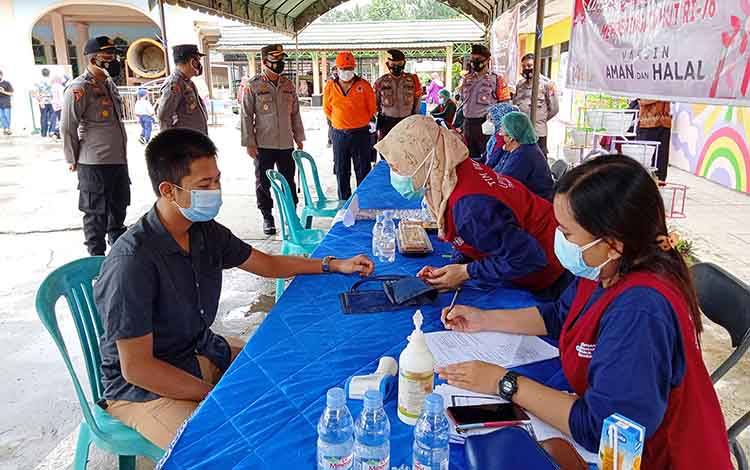 Kapolres Barito Timur AKBP Afandi Eka Putra bersama Kalaksa BPBD Damkar dan Kapolsek Dusun Timur menyaksikan kegiatan vaksinasi di Masjid Agung Ar-Rahman Tamiang Layang