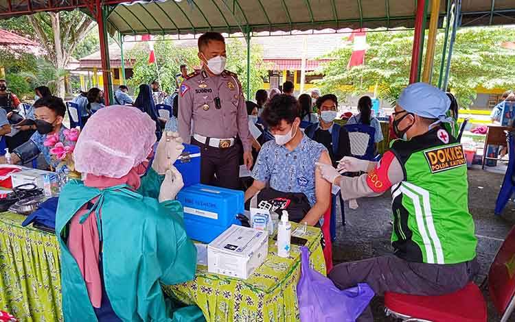 Kegiatan vaksinasi covid-19 bagi siswa SMAN 1 Tamiang Layang
