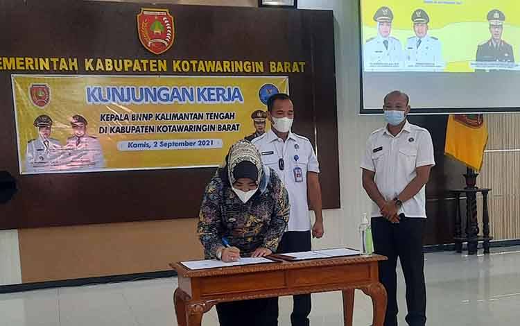 Bupati Kobar, Nurhidaya tandatangani MoU bersama BNNP Kalteng terkait program P4GN
