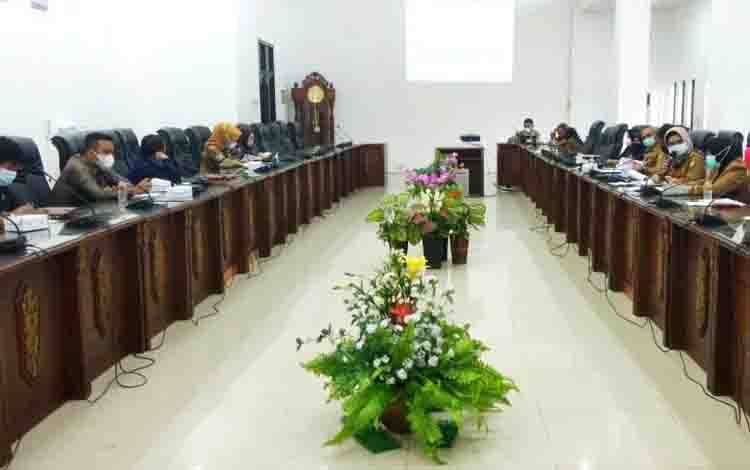 DPRD Barito Utara menggelar rapat dengar pendapat (RDP) dengan Dinas Kesehatan di ruang rapat DPRD setempat, Selasa, 31 Agustus 2021 lalu.