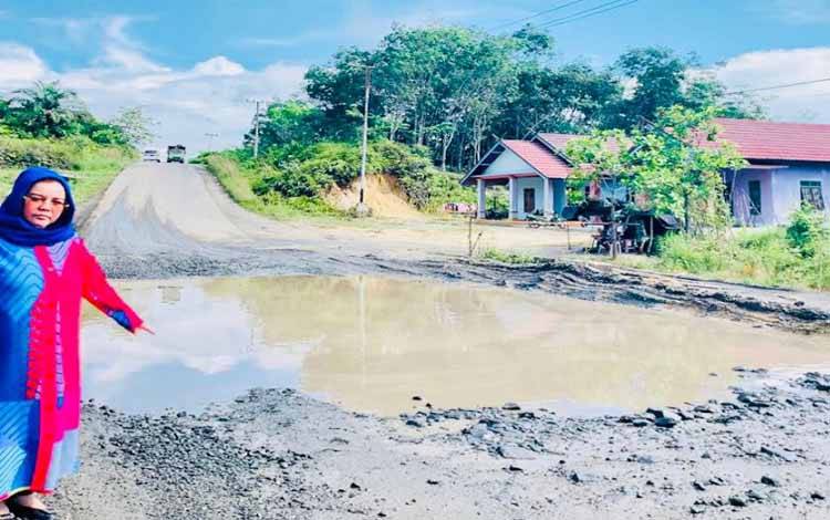 Wakil Ketua III DPRD Kalteng, Faridawaty Darland Atjeh memperlihatkan salah satu kondisi jalan yang rusak di wilayah Kecamatan Tewah, Kamis 2 September 2021