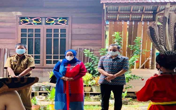 Kedatangan Wakil Ketua III DPRD Kalteng, Faridawaty Darland Atjeh disambut tarian daerah saat melakukan reses perseorangan di Kecamatan Tewah, Kamis 2 September 2021
