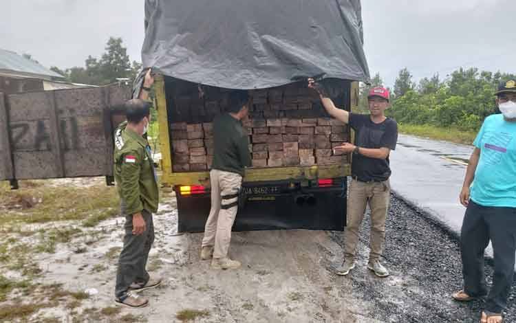 Tim gabungan mengamankan truk bermuatan kayu yang diduga ilegal. 