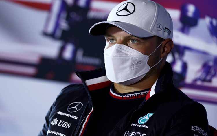 Pebalap tim Mercedes Valtteri Bottas menjalani sesi jumpa pers jelang Grand Prix Belanda, Sirkuit Zandvoort