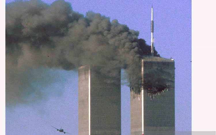 Pesawat United Airlines penerbangan 175 yang dibajak terbang ke arah Menara Kembar WTC sisi selatan setelah sisi Utara terbakar, menyusul aksi serangan terorisme di New York, Amerika Serikat, Selasa (11/9/2001)