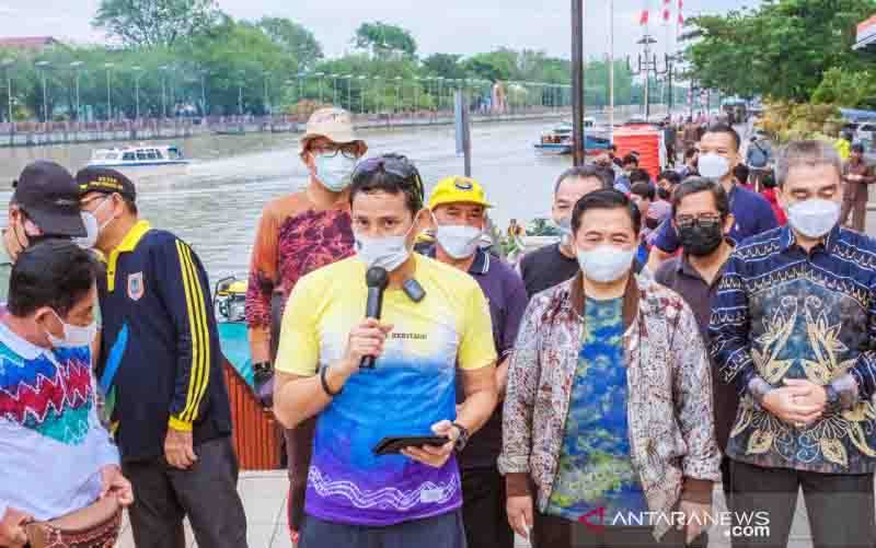 Menteri Pariwisata dan Ekonomi Kreatif Sandiaga Salahuddin Uno didampingi Wali Kota Banjarmasin H Ibnu Sina (dua kanan) saat kunjungi siring sungai Martapura di Banjarmasin, Kalimantan Selatan, Selasa (2/9/2021). (foto : ANTARA/HO-Kemenparekraf/aa)