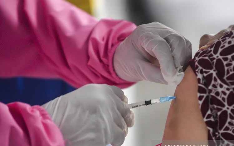  Petugas kesehatan menyuntikan vaksin COVID-19 Sinovac ke salah satu penerima vaksin di kawasan Masjid Istiqlal, Jakarta, Selasa (23/2/2021)