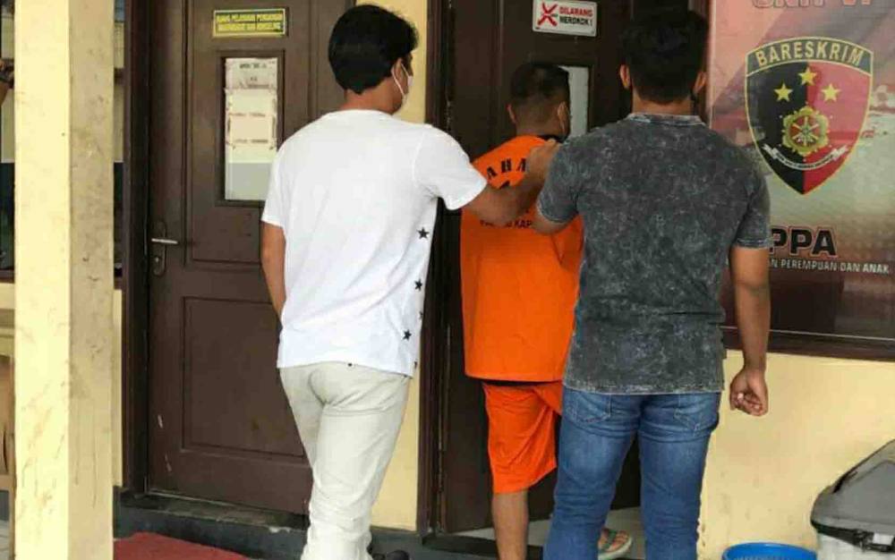 Terduga pelaku kasus persetubuhan terhadap anak di bawah umur saat diamankan di Polres Kapuas.