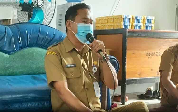 Kepala Dinas Siptaka Barito Utara, Aprin S Dahan menyampaikan sambutan dan arahan pada pembukaan kegiatan pelatihan penataan dan penyusunan arsip aktif.