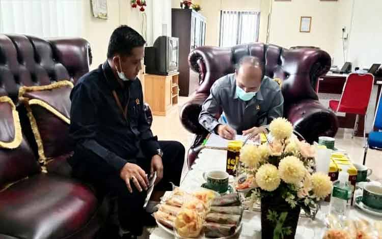 Ketua Pengadilan Agama Muara Teweh Abdullah dan Ketua Pengadilan Negeri Muara Teweh Leo Sukarno SH menandatangani MoU Panjar Biaya Perkara tahun 2021.