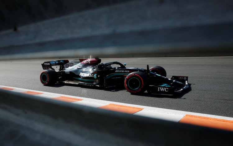 Pebalap tim Mercedes Lewis Hamilton menjalani sesi latihan bebas pertama Grand Prix Belanda, Sirkuit Zandvoort, Jumat (3/9/2021)