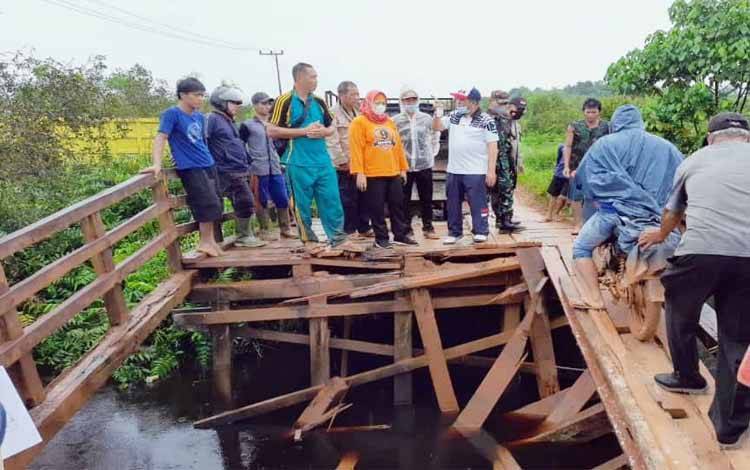 Pihak kecamatan, desa, dan instansi meninjau kondisi jembatan yang putus akibat dilalui truk bermuatan berat