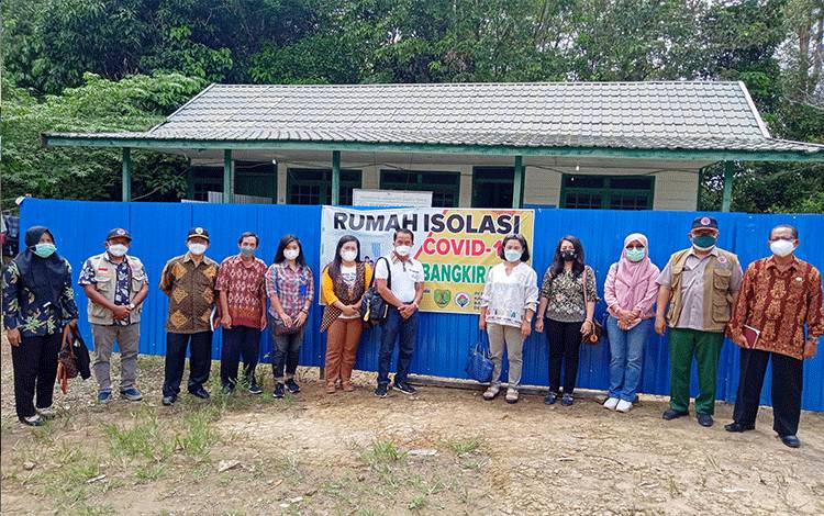 Ketua serta anggota Komisi I dan II DPRD Barito Timur didampingi Kalaksa BPBD Damkar dan Camat Awang saat meninjau rumah isolasi covid-19 di Desa Bangkirayen.