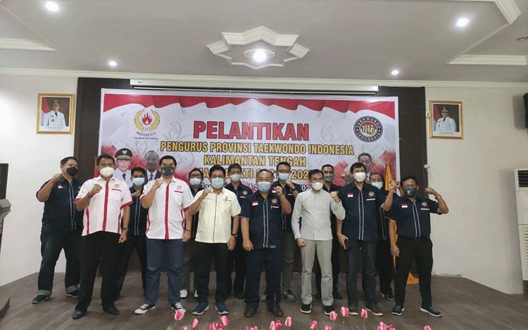 Kepala Dispora Kalteng Falery Tuwan, foto bersama pengurus Teakwondo Indonesia Provinsi Kalteng di Aula DTHP Kalteng pada Sabtu, 4 September 2021.
