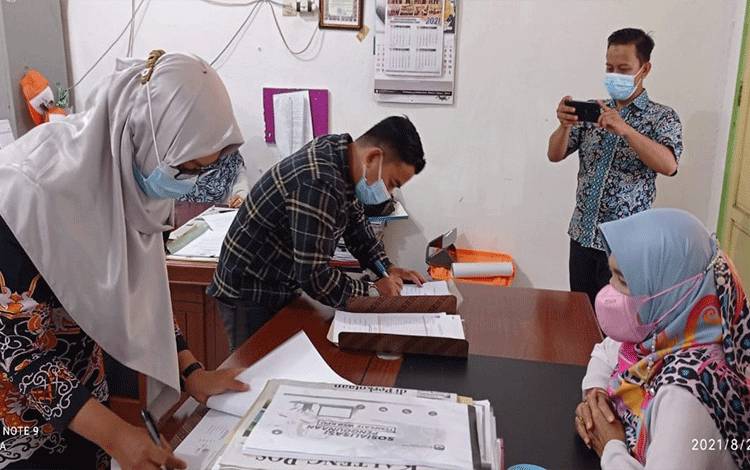 Komisioner KPU Kotim menandatangani penetapan jumlah daftar pemilih berkelanjutan di daerah itu.