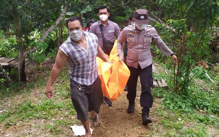 Anggota Polsek Dusun Timur yang dipimpin oleh Kanit Reskrim saat mengevakuasi jenazah korban Panji (10).