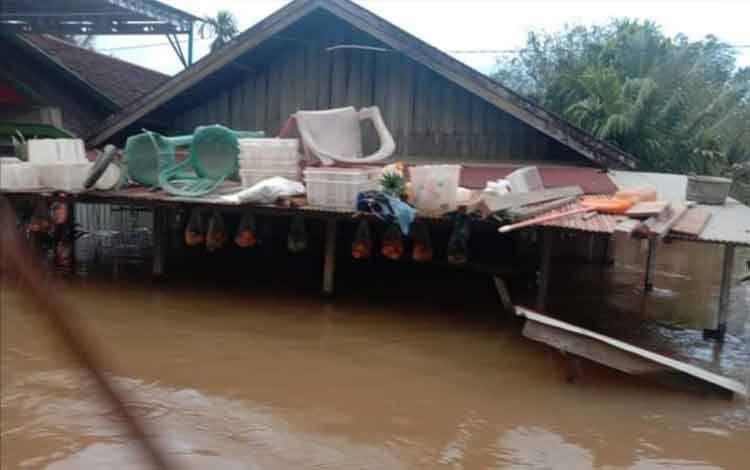 Banjir di wilayah Kecamatan Katingan Tengah, Sabtu, 4 September 2021 sore masih bertahan.
