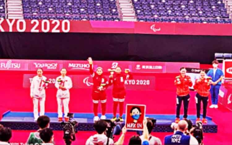 Leani Ratri Oktila/Khalimatus Sadiyah yang sukses meraih medali emas pertama Indonesia di Paralimpiade Tokyo 2020, Sabtu (3/9/2021). ANTARA/ HO-KBRI Tokyo (.)