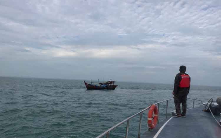 Petugas pengawas perikanan menangkap kapal ikan trawl. ANTARA/HO-KKP