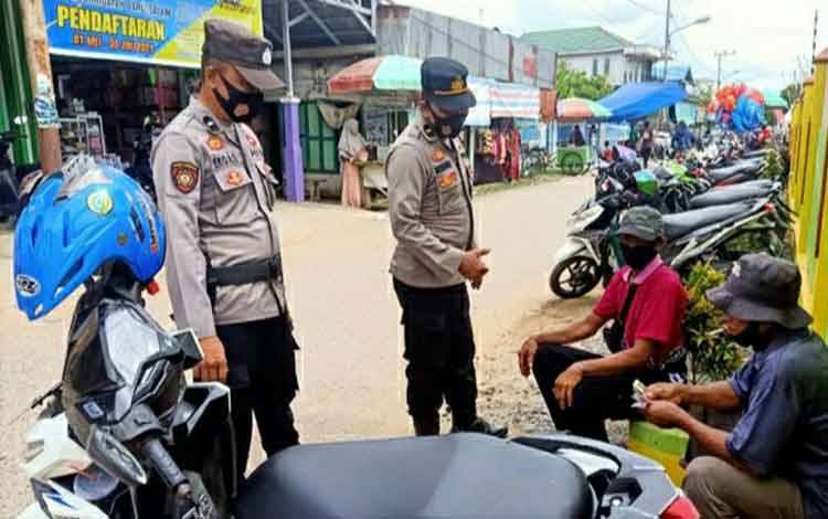 Personel Polsek Kapuas Murung saat melakukan patroli dialogis di kawasan pasar.
