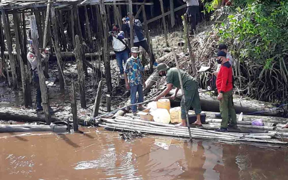 Petugas BKSDA bersama warga memasang pancing buaya di Sungai Mentaya beberapa waktu lalu.