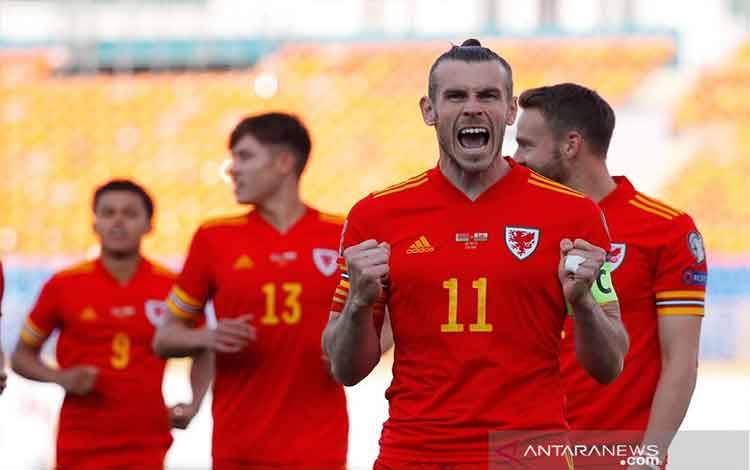 Kapten tim nasional Wales Gareth Bale merayakan golnya ke gawang Belarus dalam lanjutan Grup E kualifikasi Piala Dunia 2022 zona Eropa di Stadion Centralniy, Kazan, Rusia, Minggu (5/9/2021). (ANTARA/REUTERS/Evgenia Novozhenina)