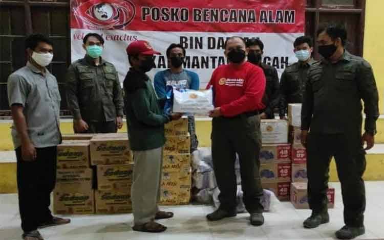 Kepala Badan Intelijen Daerah (Binda) Kalimantan Tengah, Brigjen TNI Sinyo, berikan bantuan untuk korban banjir di Aruta.