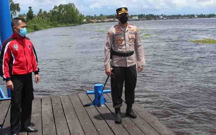 Kapolres Seruyan AKBP Bayu Wicaksono bersama Kepala Pelaksana BPBD Seruyan Agung Sulistyono  memantau langsung debit air Sungai Seruyan